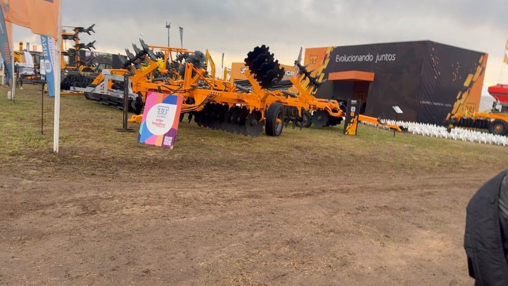 Rastra en exhibición de feria agrícola — FIANZA ROME maquinaria agrícola Perú